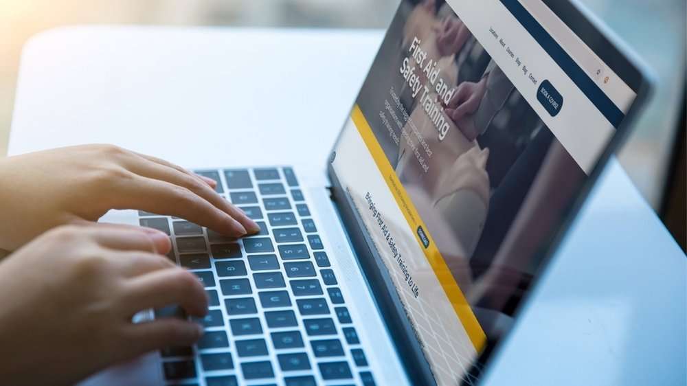 أفضل دورات اسعافات اولية في برامج التدريب الرقمي (الصليب الأحمر الأمريكي)دليل الوظائف السعودي